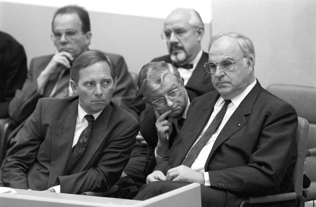 Viele Jahre zählte er zu den treuesten Gefolgsleuten des CDU-Kanzlers Helmut Kohl (recht).