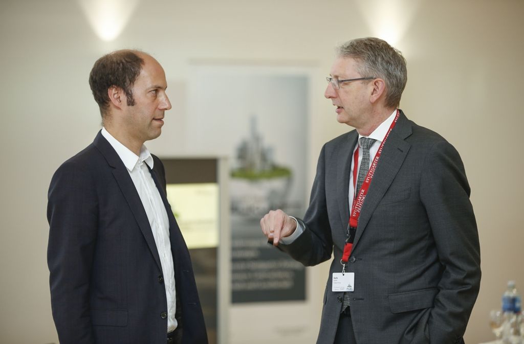Architekt Manuel Herz (links) und der Chefredakteur der Stuttgarter Zeitung, Joachim Dorfs, im Gespräch.
