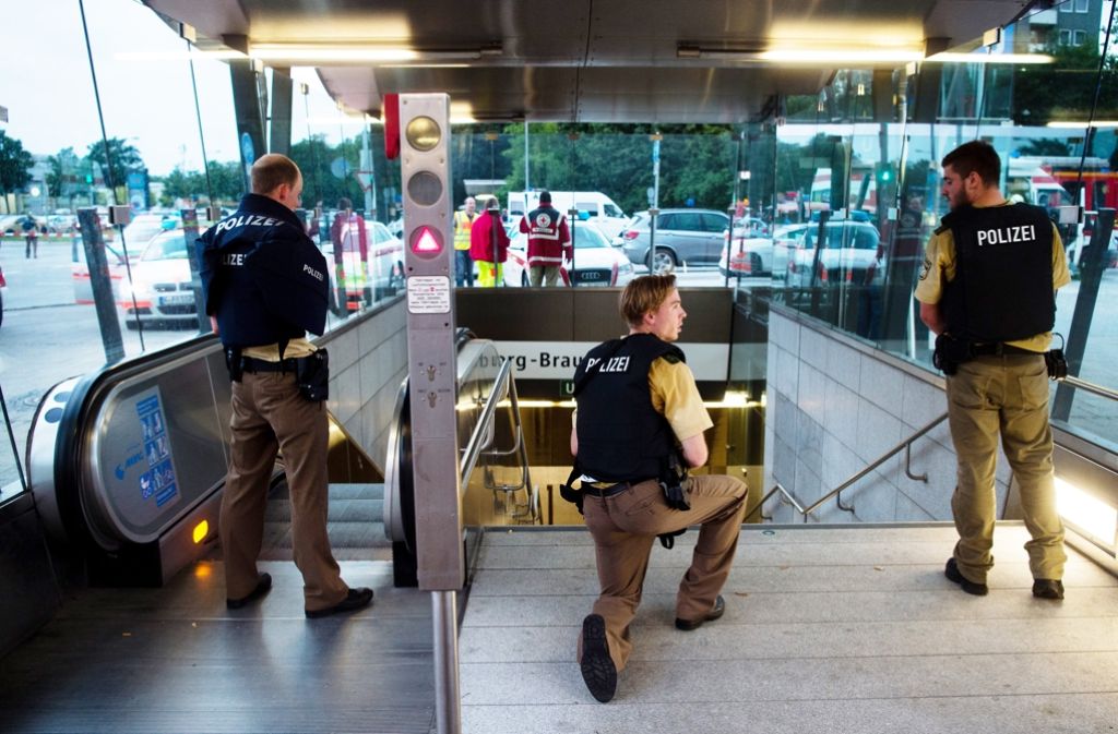 Nach einer Schießerei in München war die Polizei mit einem Großaufgebotunterwegs und bewachte zum Beispiel Unterführungen.