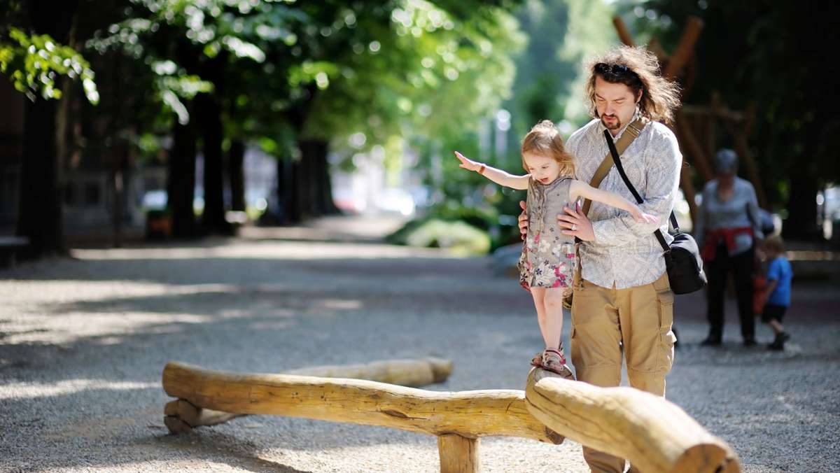  Vor allem Väter haben einen großen Einfluss darauf, wie sich das Selbstbewusstsein ihrer Tochter entwickelt. Das zeigt die aktuelle Forschung. Wie können Väter ihre Töchter fördern? 