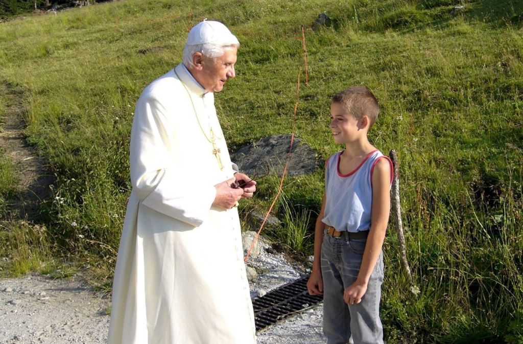 Der Hirte hütet seine Schäflein: Benedikt spricht im Sommerurlaub in Val D´Aost am 19. Juli 2005 mit einem Jungen.