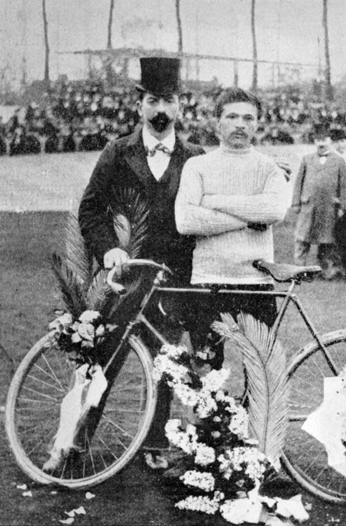 Betrug gehört von Beginn an zur Tour de France. Es war die Zeit, als noch Rotwein in die Trinkflaschen gefüllt wurde, der Kettenraucher Maurice Garin (auf dem Bild rechts) die erste Auflage dominierte und mit drei Stunden Vorsprung in die Geschichte der Rundfahrt einging. Ein Jahr später wurde der erste Sieger der Tour disqualifiziert. Mit seinen Landsleuten Cesar Garin, Lucien Pothier und Hyppolite Aucouturier hatte er die Eisenbahn benutzt. Abkürzungen waren 1904 im Übrigen beliebt. So wurde erst der fünftplatzierte Henri Cornet zum Sieger erklärt – er war der am besten platzierte Fahrer, dem man keinen Betrug nachweisen konnte.