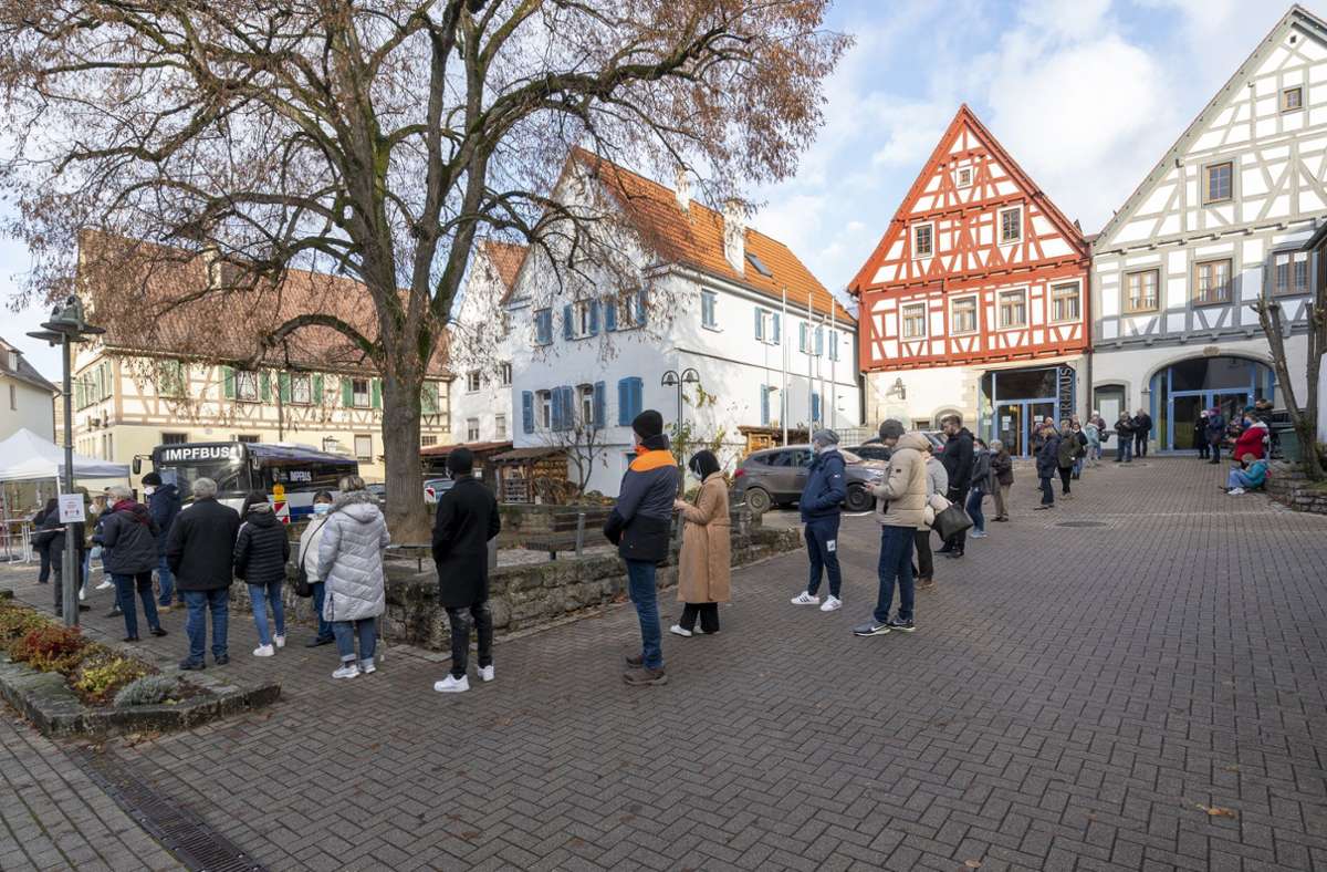 Dutzende Wartende bevölkerten den Marktplatz in Mundelsheim am Montag.