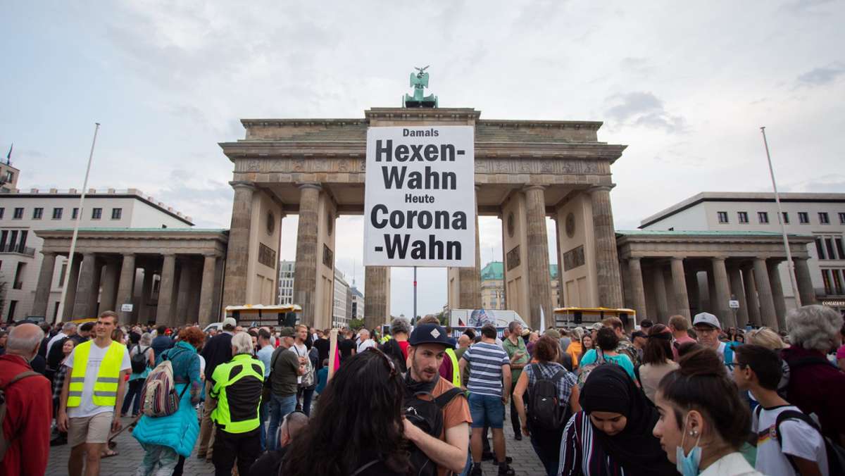 Protest gegen deutsche Corona-Politik: Rund 1500 Menschen demonstrieren in Berlin