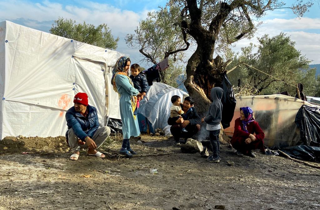 Greise, Kinder und Männer versuchen, dem Schmutz, der Kälte und den Entbehrungen im Zeltlager ein Stück Alltag abzutrotzen. Foto: Franziska Grillmeier