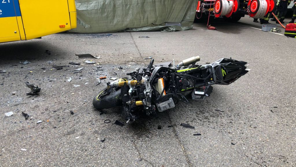 Horror-Crash in Stuttgart-Vaihingen: Motorradfahrer kracht in Bus und stirbt