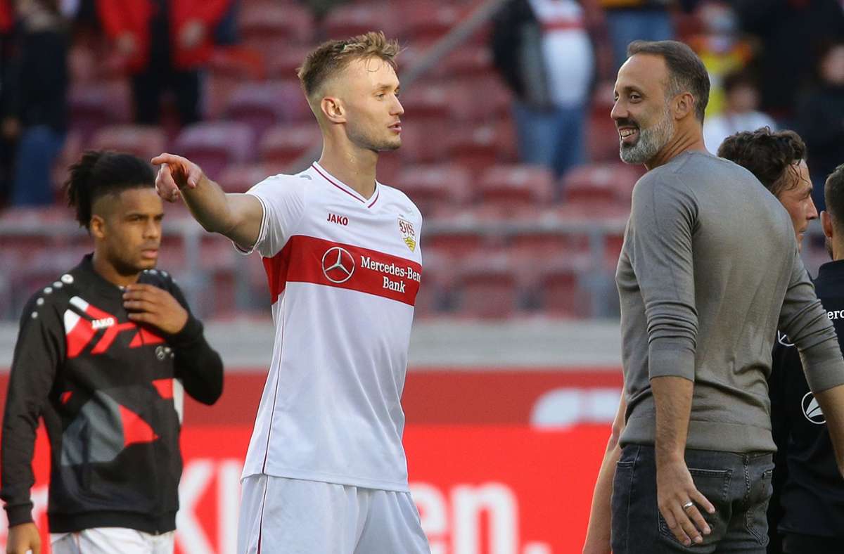 Zufriedene Gesichter beim VfB Stuttgart: Der Torschütze Sasa Kalajdzic (links) erklärt zur Freude von Trainer Pellegrino Matarazzo, wie er gegen Bayer Leverkusen getroffen hat.