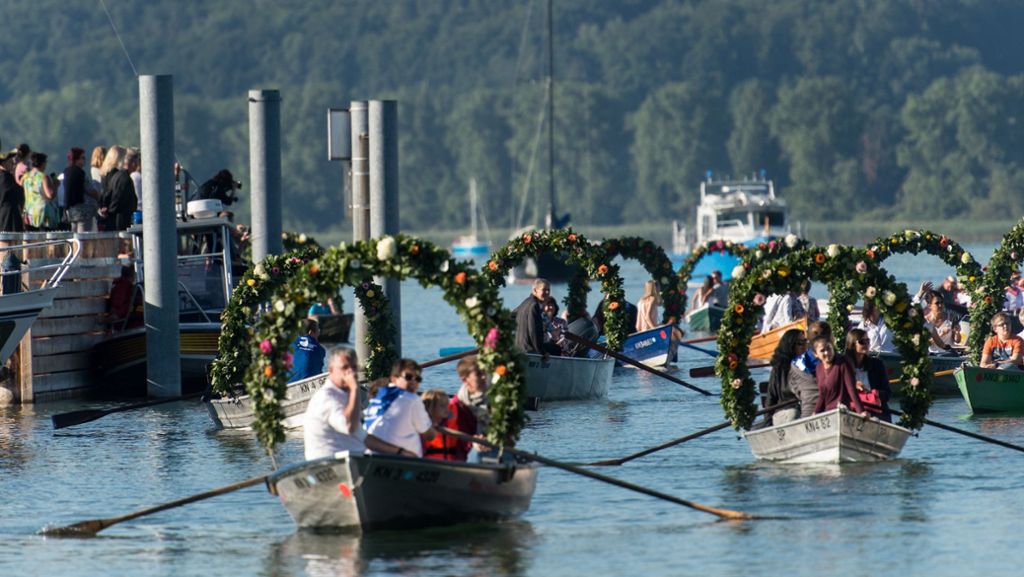  Mit bunt geschmückten Booten ist am Montagmorgen die traditionelle Mooser Wasserprozession auf dem Bodensee bei Radolfszell gestartet. 