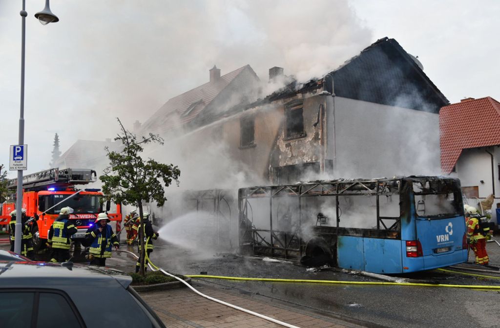 Ein technischer Defekt löste nach ersten Erkenntnissen am Donnerstagabend den Brand am Bus aus, wie die Polizei mitteilte.