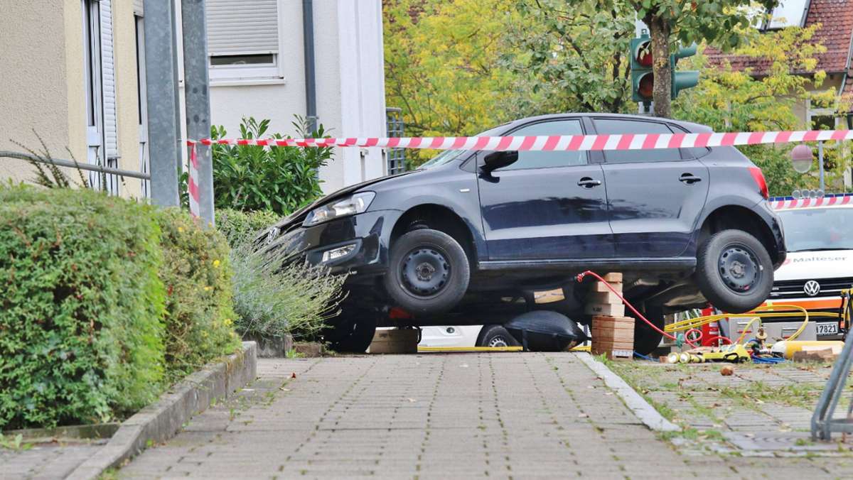 Schwerer Unfall in Altbach: Mutter und zweijähriger Sohn auf Gehweg überfahren