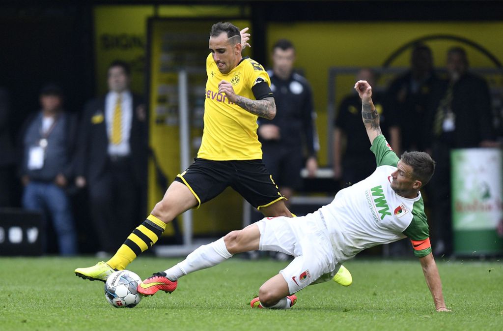 „Wir haben zum Schluss richtig auf die Fresse bekommen.“Kapitän Daniel Baier (re.) vom FC Augsburg nach dem 1:5 in Dortmund.