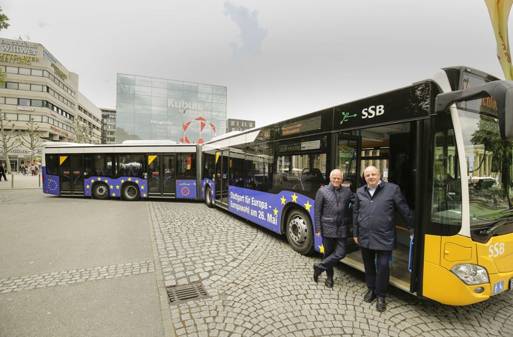 Europa-Bus im Einsatz: OB Fritz Kuhn (links) und Thomas Moser von den SSB.