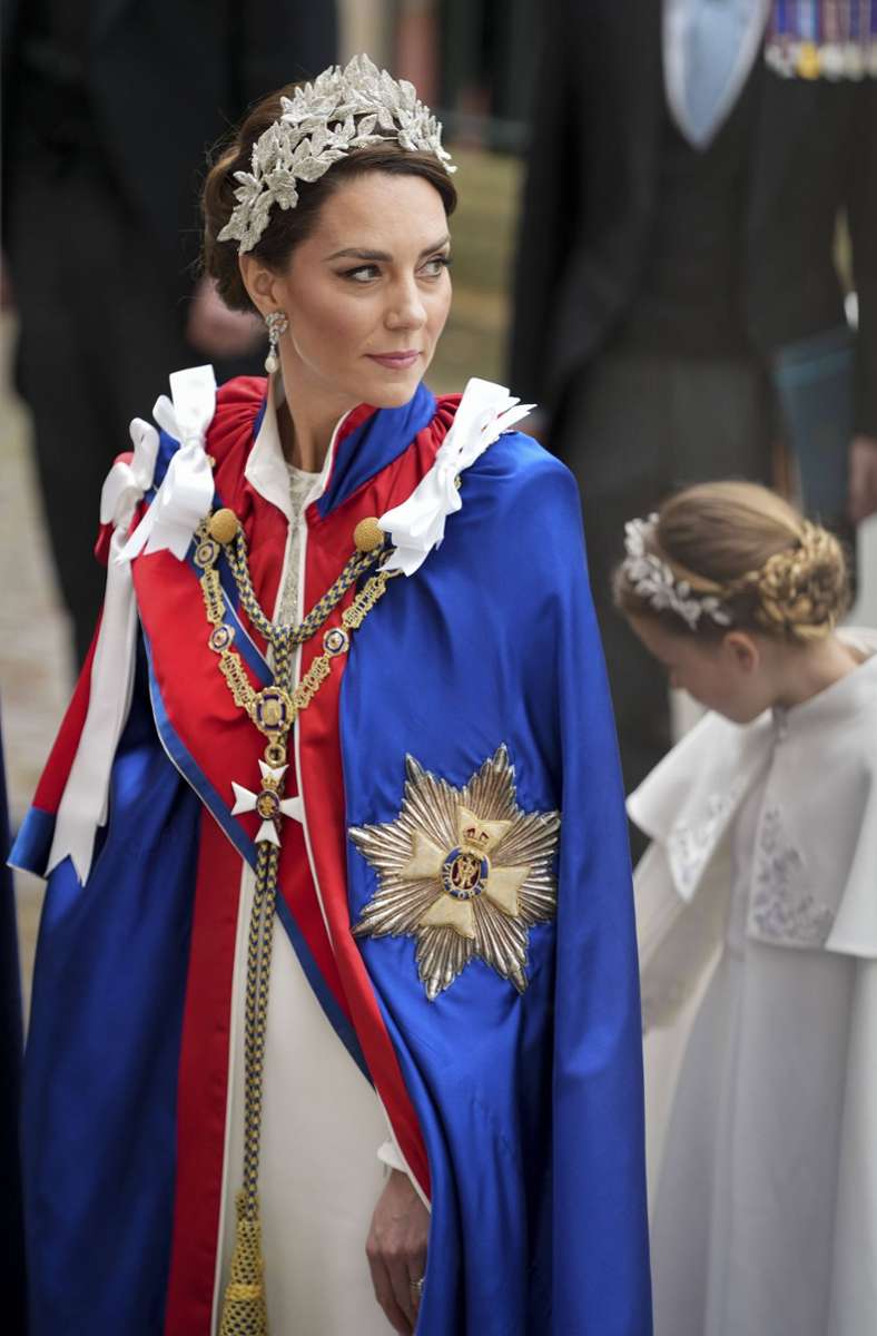 Wegen des großen „Royal Victorian Order“-Umhangs hatte man vom Kleid der Prinzessin in der Westminster Abbey nur wenig gesehen.