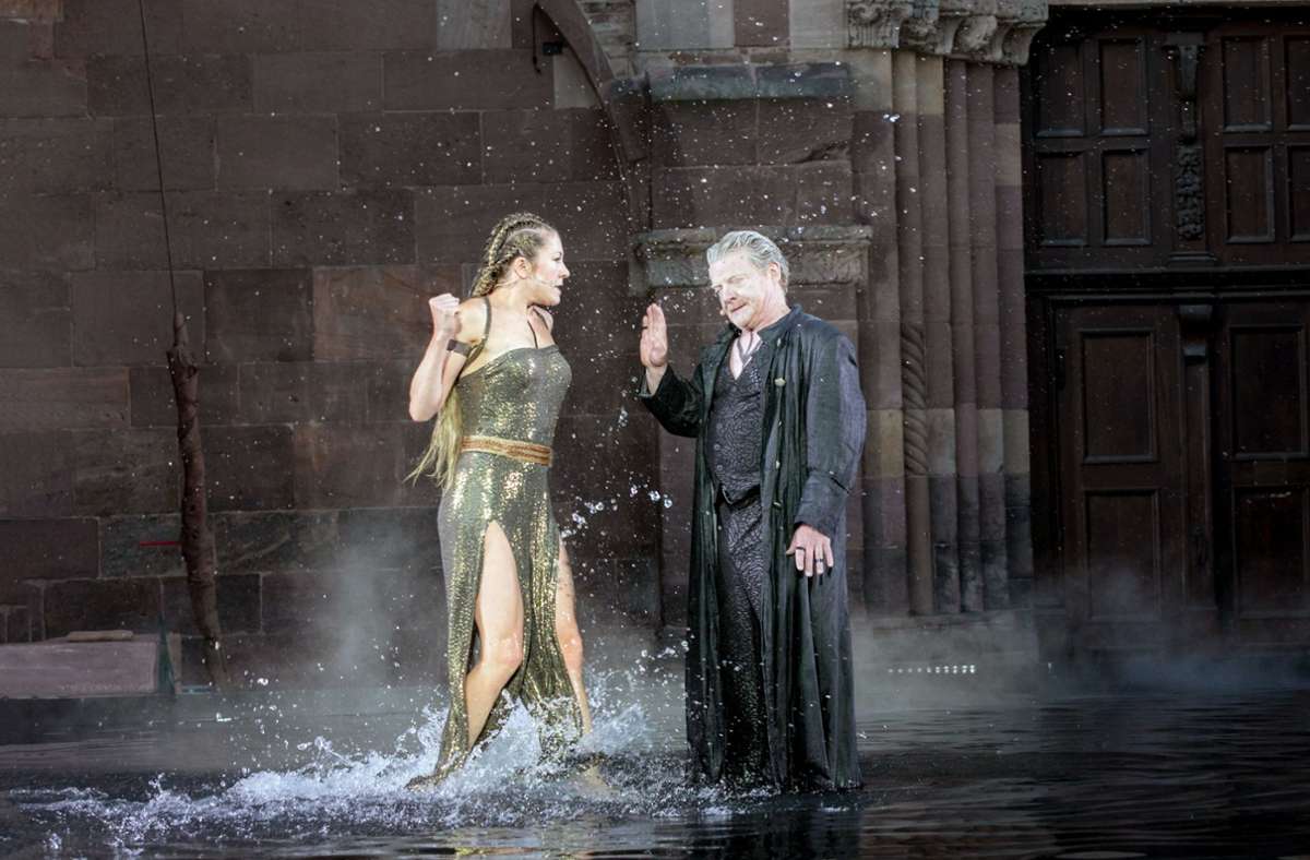 Kriemhild (Genija Rykova) lehnt sich gegen den Vater Wotan (Werner Wölbern) auf.