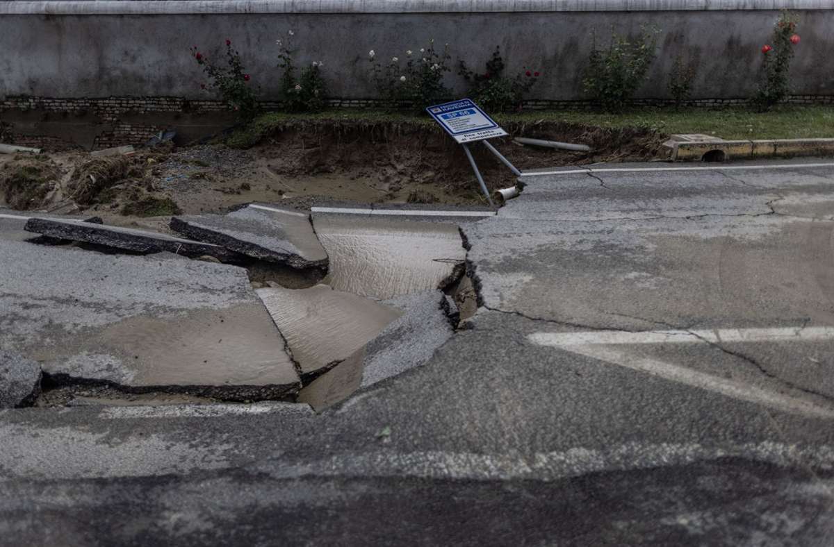 Castel Bolognese: Eine Straße ist nachdem heftige Regenfälle, die Überschwewmmungen verursacht hatten, aufgebrochen.