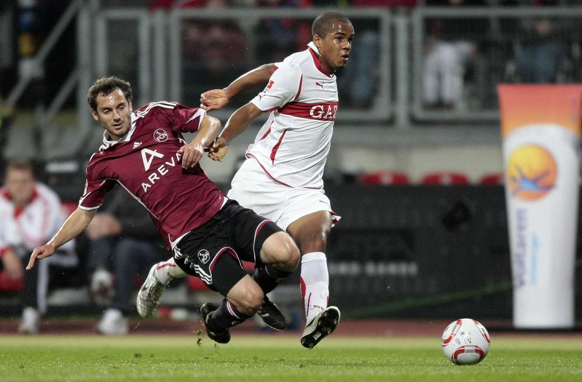 Im Jahr 2010 debütiert er für die erste Mannschaft des VfB und lässt in diesem Bild einen Nürnberger Verteidiger stehen. Schon früh deutet er sein großes Potenzial an.