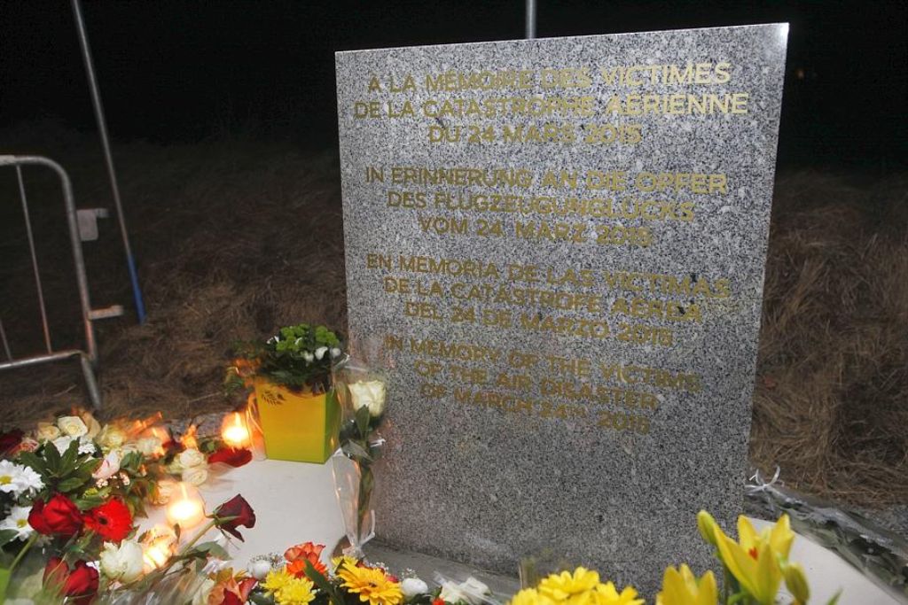 Vor dem Berg, an dem der Airbus zerschellte, wurde eine Gedenktafel für die Opfer des Absturzes aufgestellt.