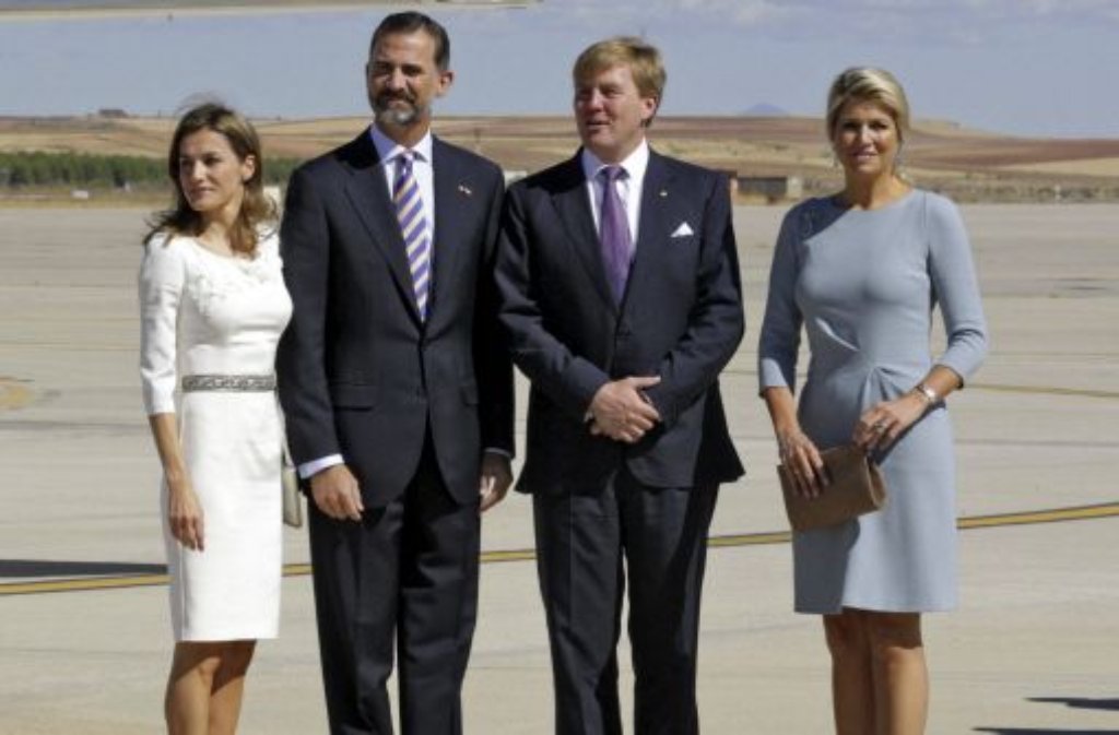 Der niederländische König Willem-Alexander und (zweiter von rechts) seine Gattin, Königin Máxima (rechts), sind zu einem eintägigen Besuch in Spanien eingetroffen. Der König ist ausgebildeter Verkehrspilot und ...  Foto: EFE