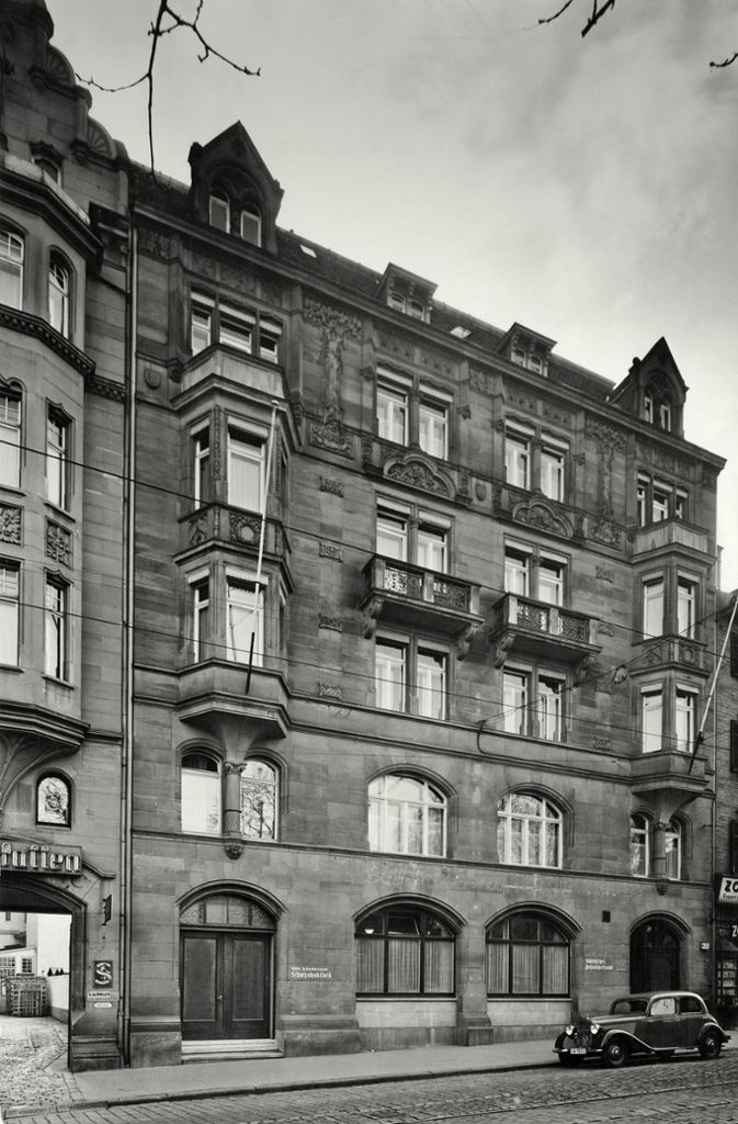 Das Städtischen Gesundheitsamt in der Rotebühlstraße 43: Am 13. August 1941 bezieht Hedwig Eyrich ihr Büro im vierten Stock. In der Abteilung Erb- und Rassenpflege stellt die Ärztin nicht nur Ehefähigkeitszeugnisse aus, die Abteilung ist auch die Schaltstelle der NS-Kindereuthanasie in Baden-Württemberg.