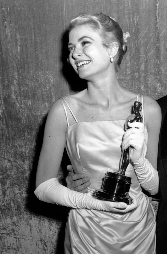 Als Grace Kelly 1955 ihren Oscar für „Ein Mädchen vom Lande“ gewann, waren die meisten Bilder noch schwarz-weiß. Deshalb weiß kaum einer, welche Farbe ihr Givenchy-Kleid hatte. Es war mintgrün.