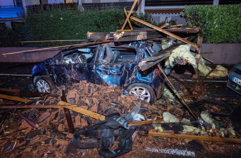 Ein Unwetter hat über Deutschland gewütet – in Hessen wurde ein Auto unter einem Baum begraben und schwer beschädigt.