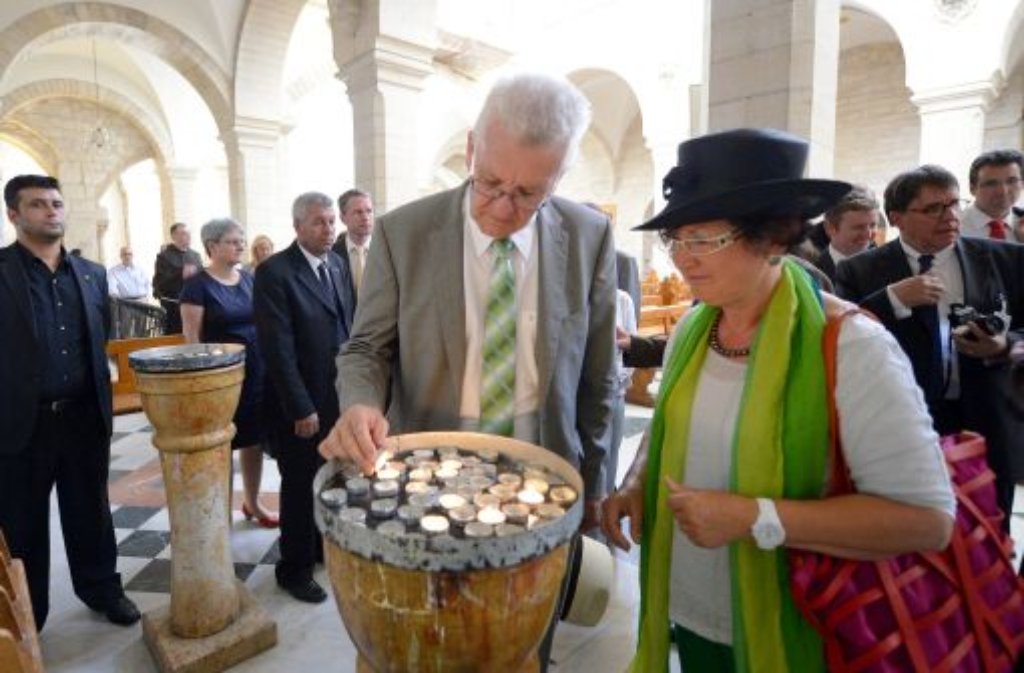 Winfried und Gerlinde Kretschmann zünden Kerzen in der Geburtskirche Jesu in Bethlehem an.