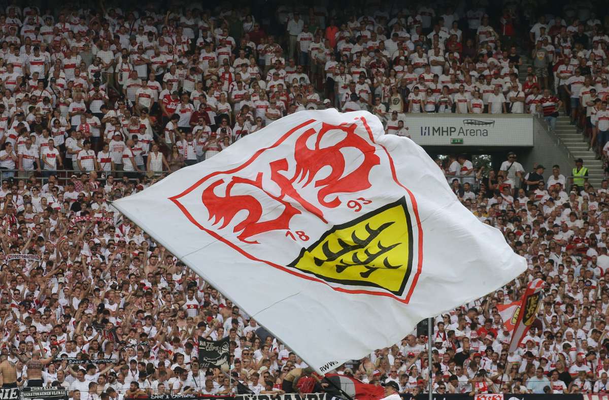 VfB Fans mit Fahne.