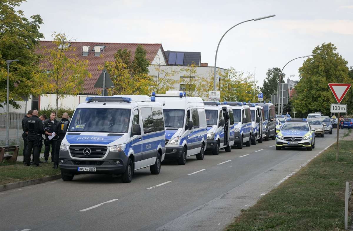 Die Einsatzkräfte hatte neben den „normalen Einheiten“ der Polizei, gekleidet in blauer Uniform, auch die Bereitschaftspolizei sowie ein Anti-Konflikt-Team vor Ort. Dies wurde auch aktiv, als das Bündnis „Ludwigsburg gegen Rechts“ eintraf.