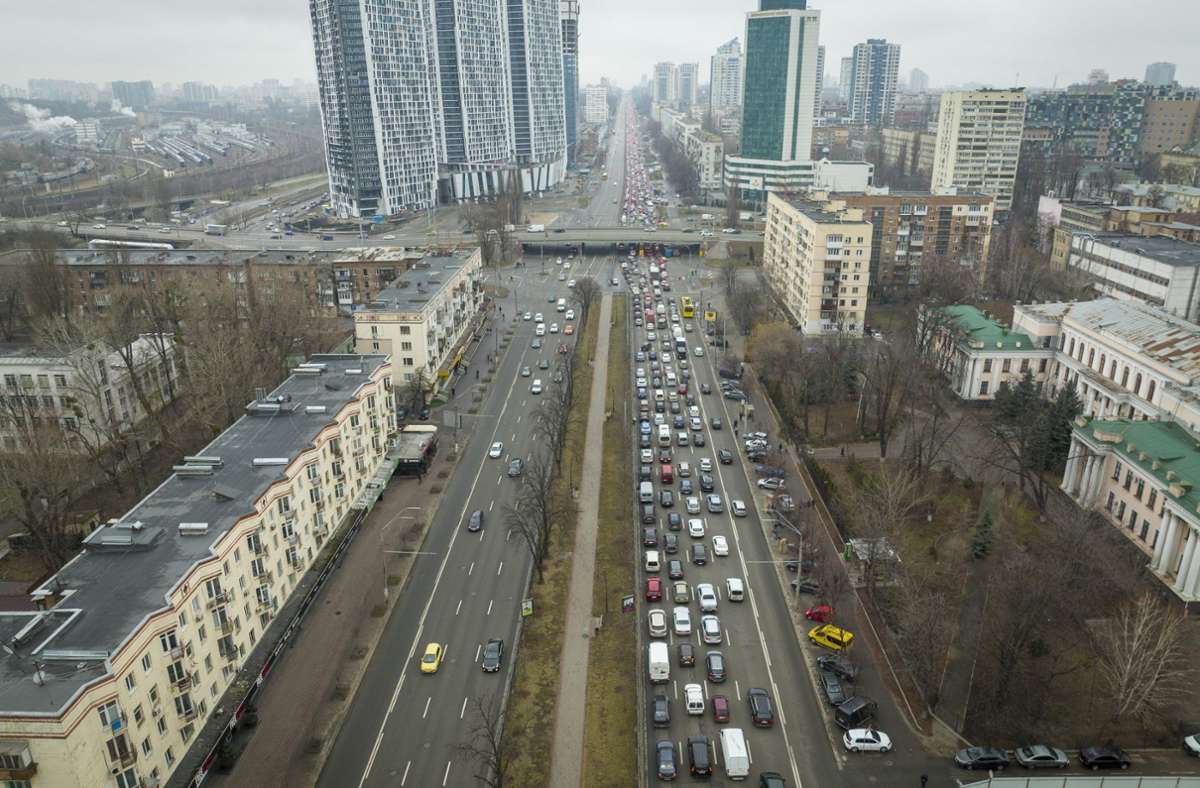 Auf den Ausfahrtsstraßen der Hauptstadt herrscht dichter Verkehr – die Menschen wollen Kiew schnellstmöglich verlassen.