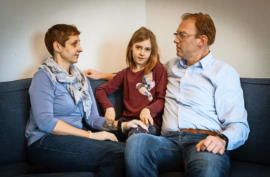 Suche nach dem genetischen Zwilling: Die Eltern Silke und Steffen Müller hoffen, dass  eine Stammzellenspende ihre Tochter Larissa (8) genesen lässt. Foto: Lichtgut/Achim Zweygarth