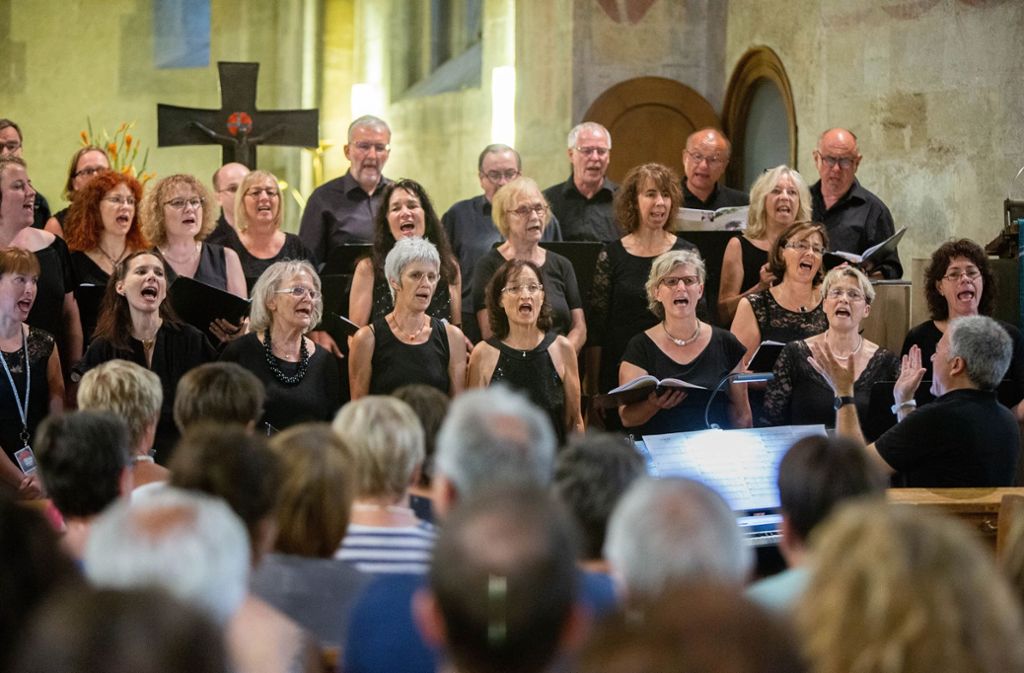 In der Stiftskirche in Faurndau singt der Chor Joyful Voices unter der Leitung von Gerald Buß Gospel.