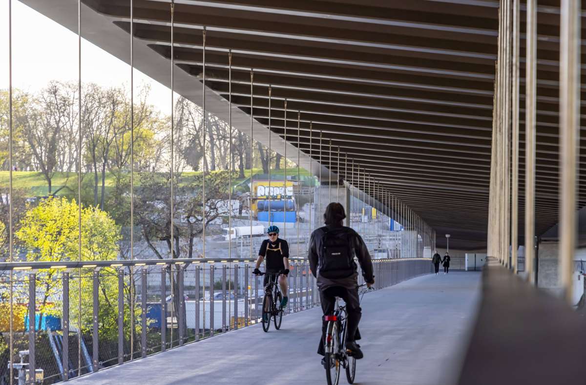 Ein weiterer Mehrwert der Konstruktion: Radfahrer und Fußgänger können das Ingenieurbauwerk hautnah erleben.