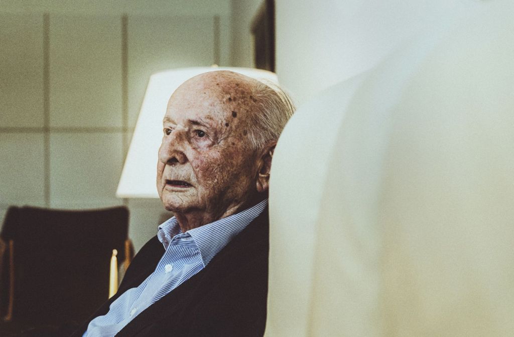 Der 90-jährige Franz Hirth in seiner Wohnung in Stuttgart-MöhringenFoto:Andreas Reiner