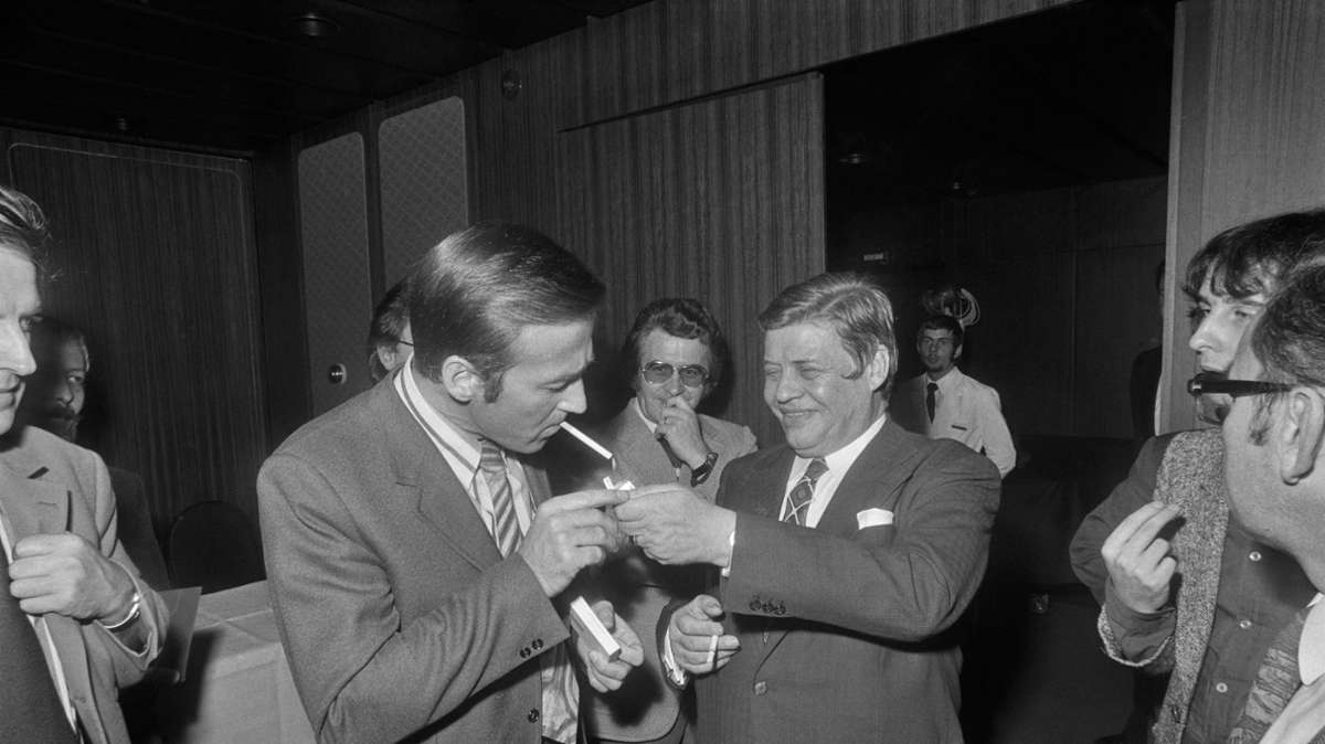 Nach der Tarifeinigung 1973: Franz Steinkühler (IG Metall, links) und Arbeitgeberpräsident Hanns Martin Schleyer.