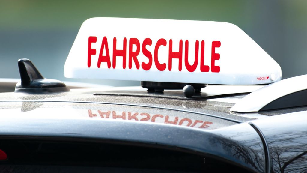Unfall in Herrenberg: Rollerfahrer kracht in Fahrschulauto