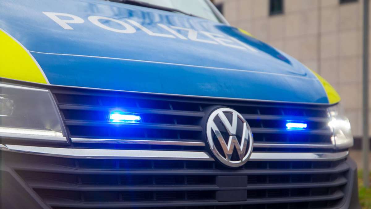 Neckartenzlingen: 25-jähriger Polizist bei Unfallaufnahme von Auto erfasst