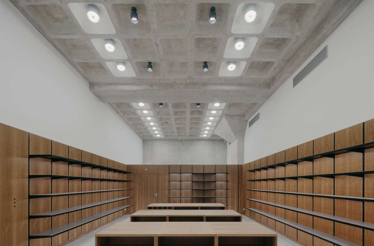 Der neue Museumsbuchladen im Untergeschoss. Brauneiche und schwarzer Stahl für die Möbel entsprechen dem Mies-Design. Die Betondecke wurde offen gelegt – hier wird die Handschrift der Architekten sichtbar.
