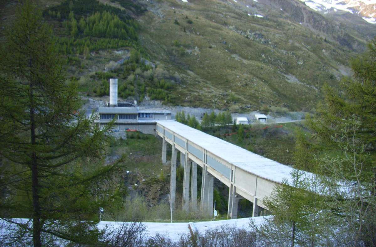Alpendurchquerender Straßentunnel: Der Tunnel des Großen St. Bernhard in der Schweiz war bei der Eröffnung 1964 mit 5,8 Kilometer der erste alpendurchquerende Straßentunnel Europas.