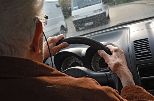 Fahrerflucht in Herrenberg. Die Polizei bittet um Hinweise zur Fahrweise eines 82-jährigen VW-Fahrers (Symbolbild). Foto: dpa/Felix Kästle