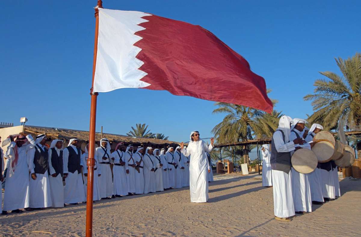 Die Flagge Katars besteht aus einem weißen und einem weinroten Streifen, die durch neun kleine Zacken getrennt sind. Sie ist die längste und schmalste aller Nationalflaggen. Das Rot war ursprünglich heller, die Flagge verfärbte sich aber durch die Sonne zu sehr und wurde schließlich angepasst.