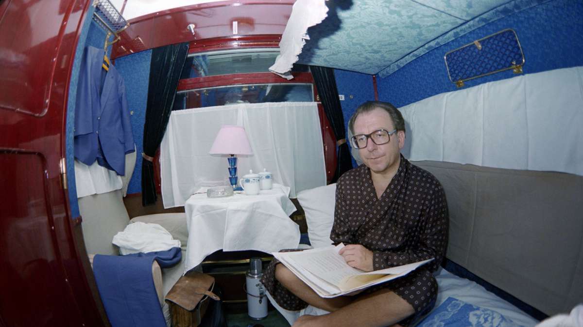Privat: Ministerpräsident Lothar Späth 1981 im Schlafwagenabteil in China.