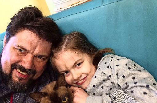 Thomas Karzelek vor wenigen Tagen mit seiner Tochter im Kinderhaus in Legnica. Den aktuellen Aufenthaltsort von Lara kennt der Vater nicht. Foto: privat