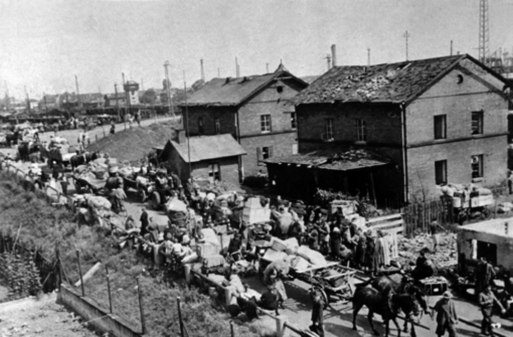 Ein Flüchtlingstreck auf der Flucht vor der Front des Zweiten Weltkriegs in Osteuropa (undatiertes Archivbild aus dem Jahr 1945).