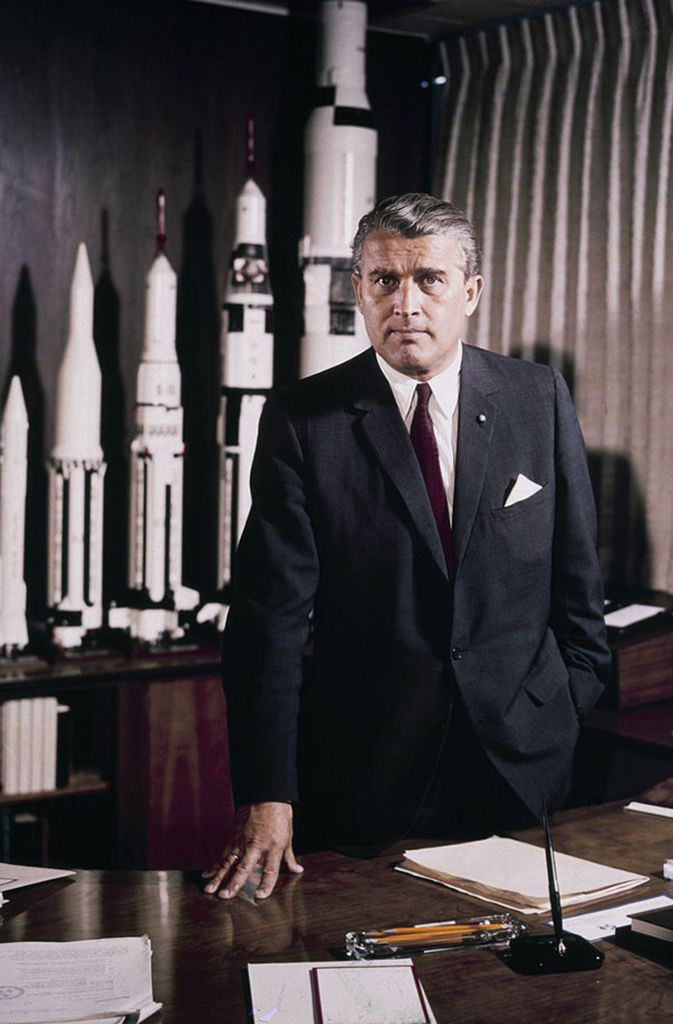 Tatsächlich gibt es nur einen wahren „Rocket Man“: Und das ist nicht Kim Jong Un, sondern Wernher von Braun (1912-1977). Der deutsche und später amerikanische Raketeningenieur war der Wegbereiter der Interkontinentalraketen und des Apollo-Programm der US-Raumfahrtbehörde Nasa (hier im Marshall Space Flight Center 1964).
