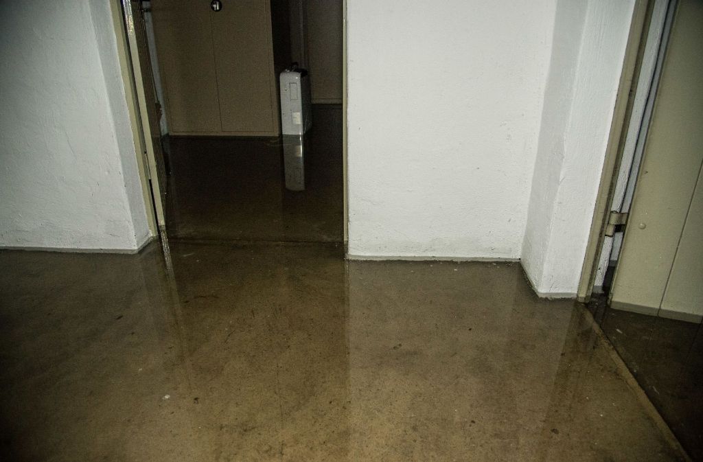 Gegen 11.50 Uhr bemerkte der Hausmeister der katholischen Kirchengemeinde, dass der Keller unter Wasser steht.