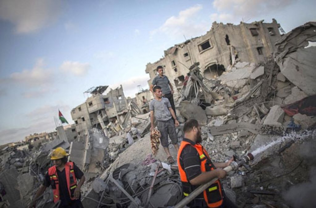 Palästinenser nutzen die Feuerpause in Gaza-Stadt, um nach Verwertbarem in ihren zerstörten Häusern zu suchen.