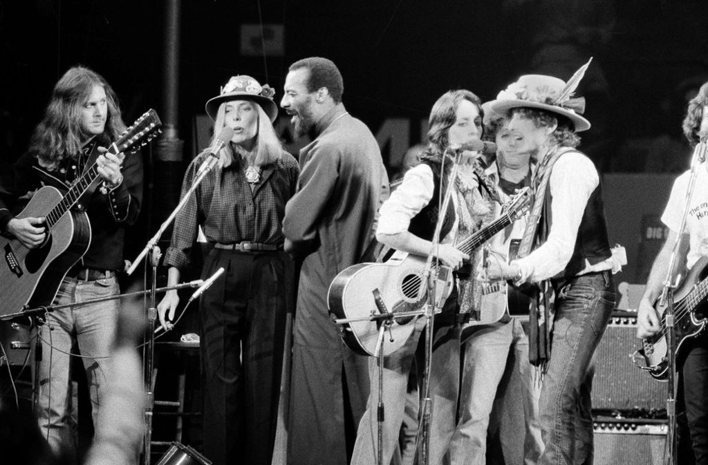 Roger McGuinn, Joni Mitchell, Richie Havens, Joan Baez and Bob Dylan (von links) bei der Rolling Thunder Revue im Jahr 1975