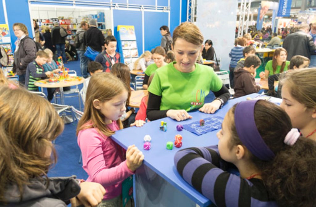 "Spiel dich schlau" ist das Motto von "Stuttgart spielt" und findet im Rahmen der Spielemesse am 21. und 22. November statt. Dabei dürfen tausende Kinder gemeinsam an den Tischen miteinander spielen - ein wahrer Spiele-Marathon erwartet die Besucher.