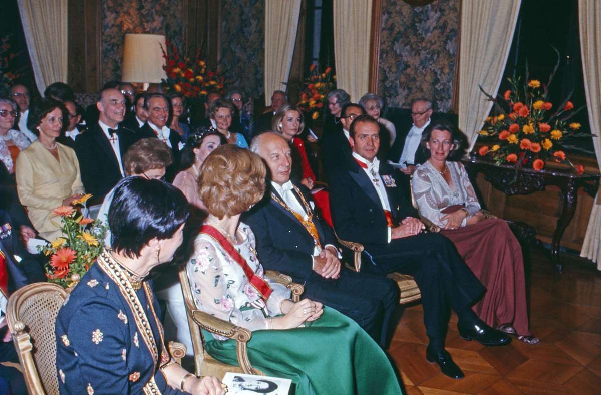 Diese Valentino-Robe mit grünem Rock und halbtransparentem Rosen-Oberteil war schon in Deutschland: 1977 trug es Königin Sofía von Spanien bei einem Empfang mit dem damaligen Bundespräsidenten Walter Scheel.