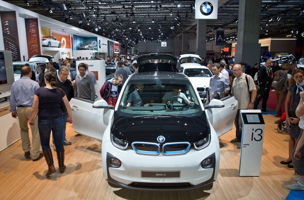 Besucher auf dem Autosalon in Paris betrachten den neuen i3 des bayerischen Herstellers BMW.